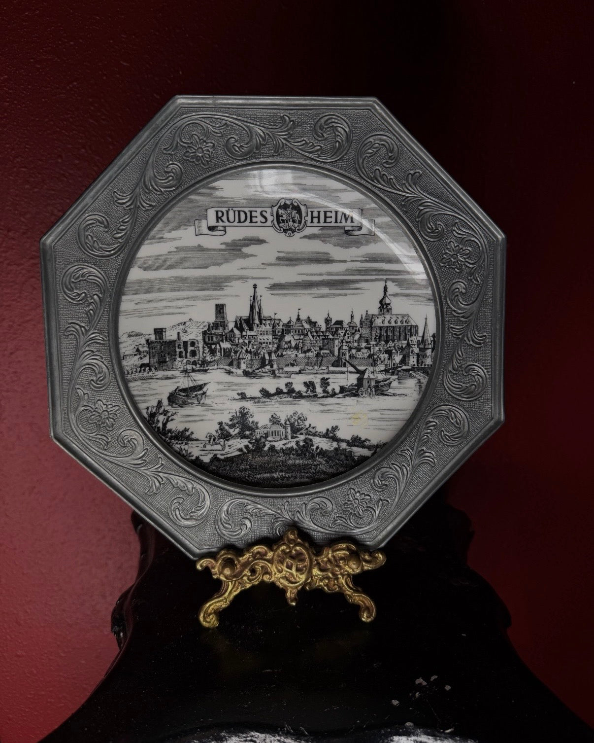 Rüdesheim Plate with Pewter Engraved Wall Plate Hanger